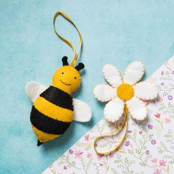 Corinne Lapierre Bee and Flower Felt Craft Mini Kit - 301966