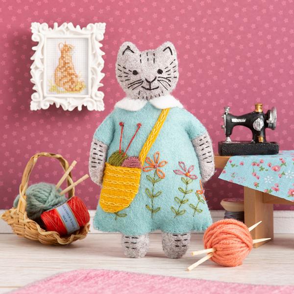 Corinne Lapierre Mrs Cat Loves Knitting Felt Craft Kit - 531980