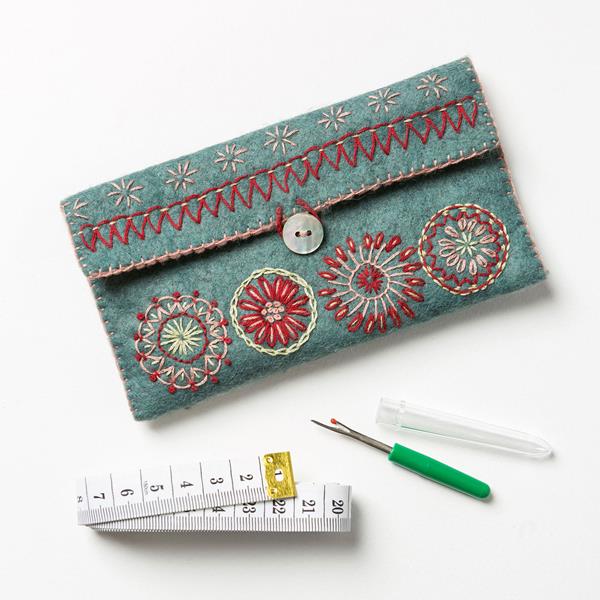 Corinne Lapierre Felt Sewing Pouch Embroidery Kit - 638397