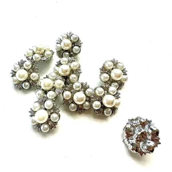 Natasha Makes Pack of 10 16mm Pearl Flower Button Pack - 715484