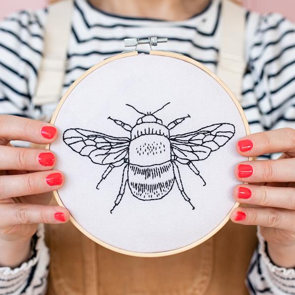 Cotton Clara Oatmeal Bee Embroidery Hoop Kit - 731766